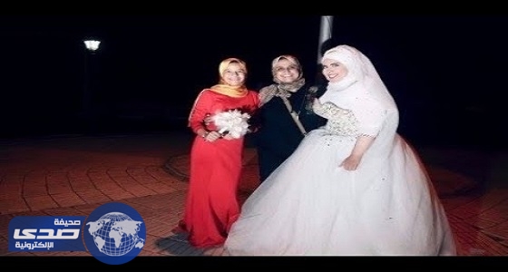 بالفيديو.. فتاة ترتدي فستان الزفاف وتتجول في الشارع بدون عريس
