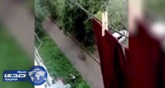 بالفيديو.. لحظة انقاذ طفل كاد يسقط من الدور الخامس