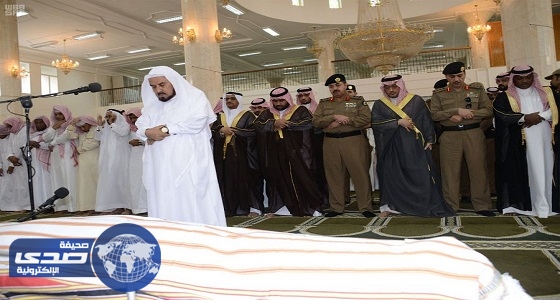 بالصور.. أمير منطقة جازان بالنيابة يؤدي صلاة الميت على ” الفقيهي “