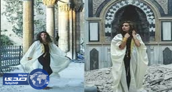 عارضة أزياء تستعرض نفسها داخل مسجد أثري دمره الأسد