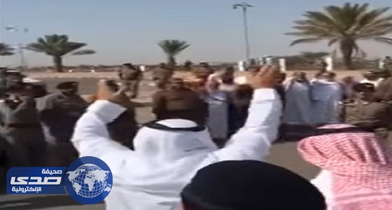 بالفيديو.. مواطن يعفو عن قاتل ابنه في خميس مشيط