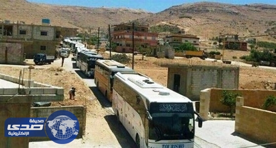 لاجئون سوريون يغادرون عرسال اللبنانية