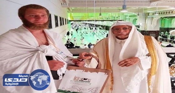 ⁠⁠⁠⁠⁠مؤذنو المسجد الحرام يوزعون الهدايا على الحجاج