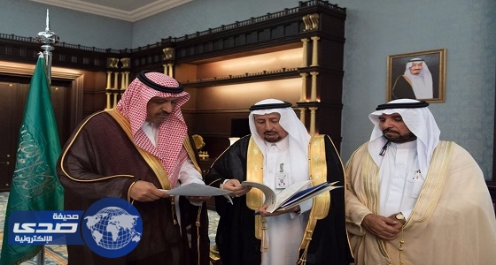 أمير الباحة يتسلم تقريراً مفصلاً عن منجزات اللجنة العقارية بالمنطقة