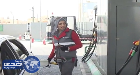 بالفيديو.. فتيات يعملن في محطة وقود السيارات في الأردن