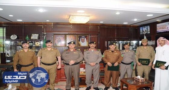 مدير شرطة منطقة الجوف يكرم عددًا من الأفراد