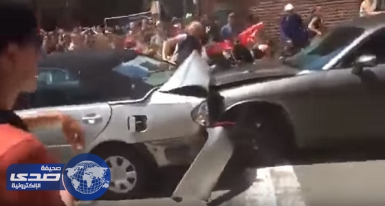 بالفيديو.. سيارة تدهس عددًا من المحتشدين فى فيرجينيا الأمريكية