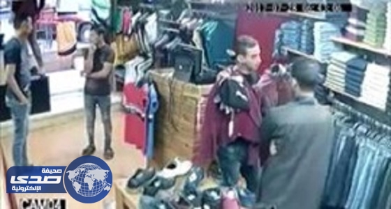 بالفيديو.. 3 أشخاص يسرقون محل ملابس