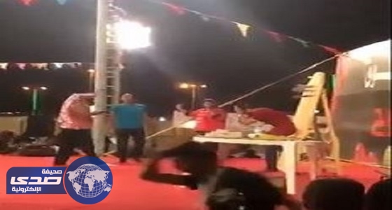 بالفيديو.. استعراضي بمهرجان يخطئ التصويب بالسكين ويصيب زميله في رأسه