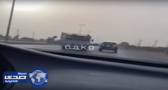 ⁠⁠⁠⁠⁠بالفيديو.. سيارة دفع رباعي تشاكس شاحنة على الطريق السريع