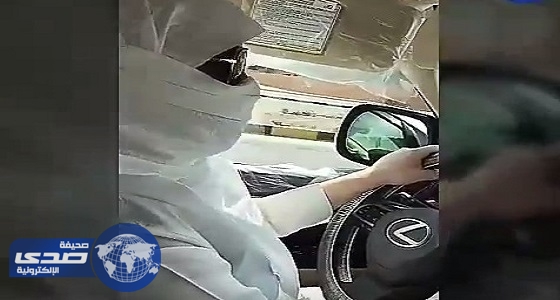 بالفيديو.. فتاة متنكرة بملابس رجالية تقود السيارة 