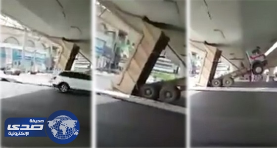 بالفيديو.. تهور سائق يحدث كارثة وسط جدة