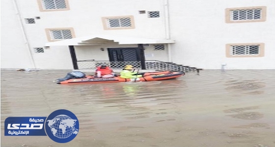 مدني خميس مشيط يستخدم القوارب لإنقاذ متضرري الأمطار الغزيرة