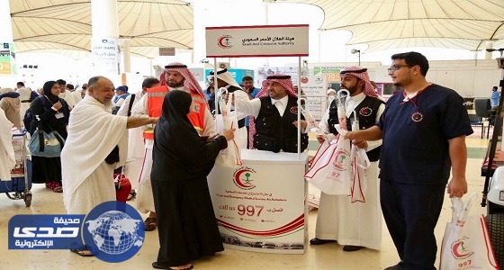 بالصور.. الهلال الأحمر تستقبل حجاج بيت الله بالهدايا