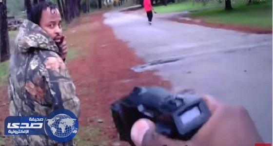 ⁠⁠⁠⁠⁠بالفيديو.. شاب أمريكي يطلق الرصاص على ضابط شرطة