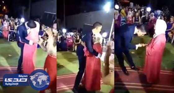 فيديو مؤثر لعريس يحمل والدته في حفل زفافه بدلاً من العروس