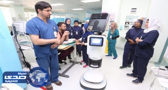 بالصور.. ” طبيب آلي ” يستقبل مرضى العناية المركزة بـ ” سعود الطبية “