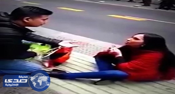بالفيديو.. موقف مُحرج لفتاة تطلب الزواج من حبيبها