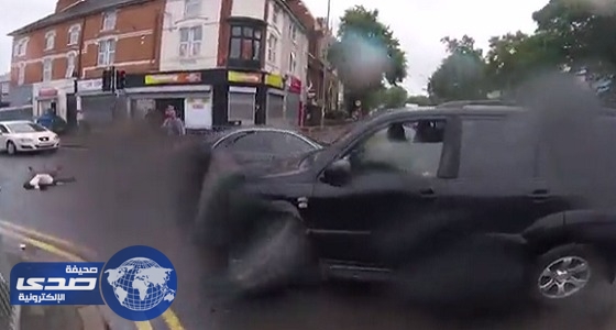 بالفيديو.. سيارة تدهس رجلا عمدا في بريطانيا