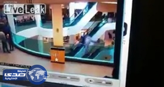 بالفيديو.. شاب يحاول الانتحار بطريقة غريبة