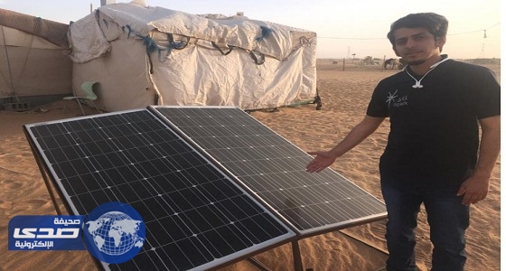 بالفيديو.. مواطن شاب ينير خيمة في الصحراء بالطاقة الشمسية