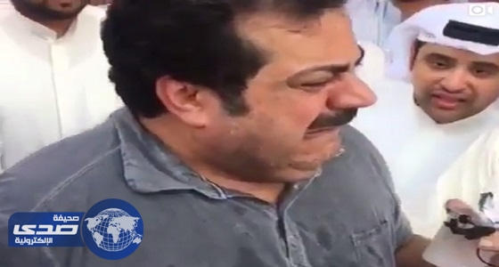 بالفيديو.. انهيار الفنان بوخرشد أثناء دفن عبدالحسين عبدالرضا