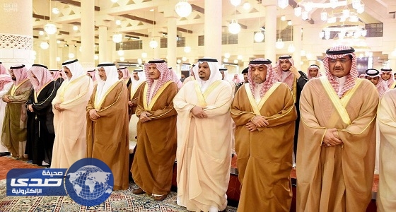 بالصور.. أمير الرياض بالنيابة يؤدي صلاة الميت على الأمير بندر بن فهد بن سعد