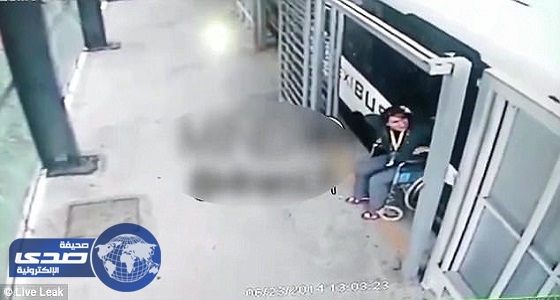 بالفيديو.. إمرأة قعيدة تسير على قدميها عقب سحل شاحنة لها