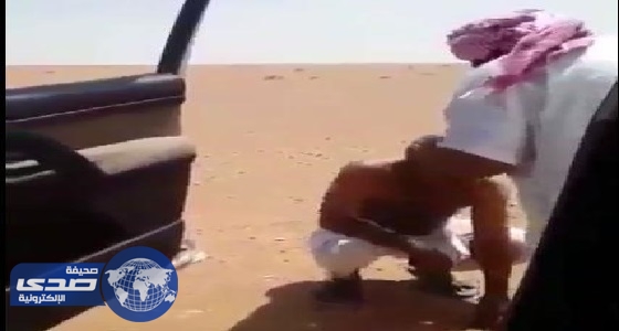 بالفيديو.. إنقاذ مواطن وأبنائه فقدوا في صحراء عرعر بعد تعثر سيارتهم
