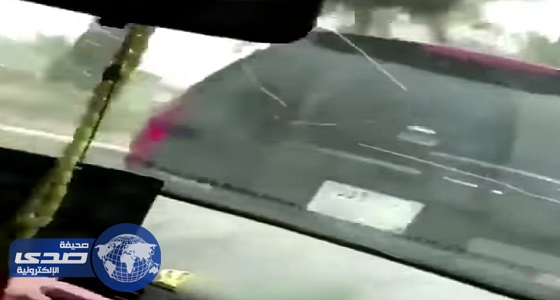 بالفيديو.. متهور يصدم سيارة عائلية من الخلف متعمدا