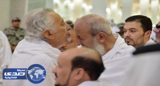 خالد الفيصل يقبّل جبين سماحة المفتي في مسجد نمرة