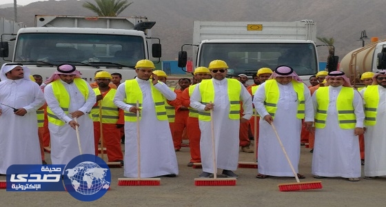 بالصور.. ” محافظ قلوة ” يدشن حملة البلدية للنظافة وإزالة المخلفات