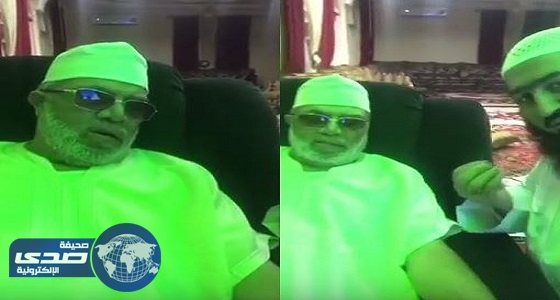 بالفيديو.. مؤذن الحرم المكي يطمئن محبيه على حالته الصحية