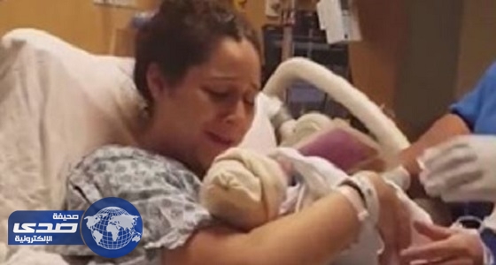 بالفيديو.. امرأة تتعرض لمفاجأة بعد وضع مولودها الغير شرعي