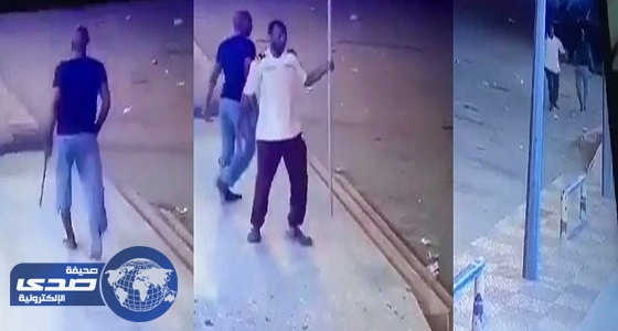 بالفيديو.. شباب يعتدون على محل تجاري وحراسه بالعرضيات