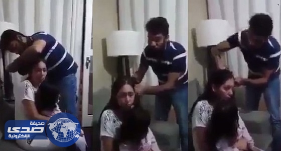 بالفيديو.. رجل يٌعاقب زوجته بقص شعرها أمام طفلتهما