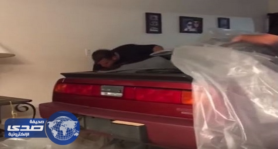 بالفيديو.. أمريكي ينقذ سيارته من إعصار ” إرما ” بطريقة أغضبت زوجته