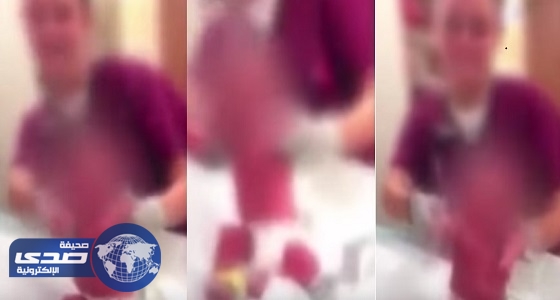 بالفيديو.. ممرضتان تجبران طفل حديث الولادة على الرقص