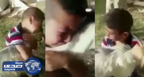 بالفيديو.. طفل يبكي بحرقه ويحتضن الأضحية رفضا لذبحها