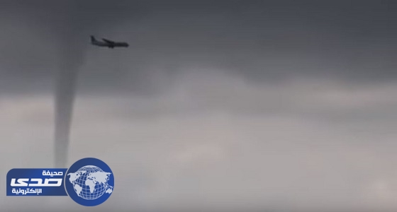 بالفيديو.. طيار ينجو من 3 أعاصير مُرعبة بأعجوبة
