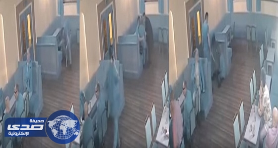 بالفيديو.. شاب مخمور يعتدى على امرأة حامل ويتسبب في إجهاضها