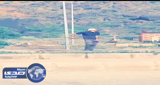 بالفيديو.. مواطن يغطي تشققات الطرق بعدما فقد الأمل في تحرك بلدية المجاردة