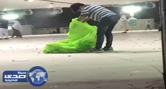 بالفيديو.. طفل يساعد عمال النظافة في تنظيف الجمرات