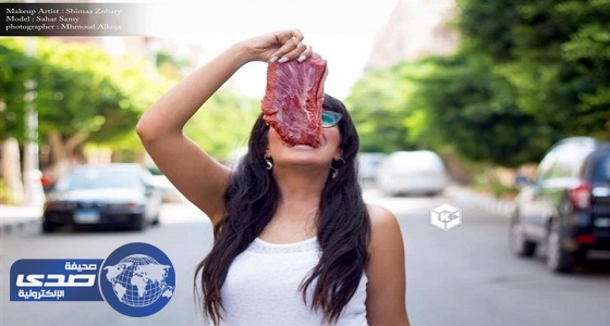 بالصور.. فتاة تحتفل بعيد الأضحى بأكل قطعة لحم نيئة في الشارع
