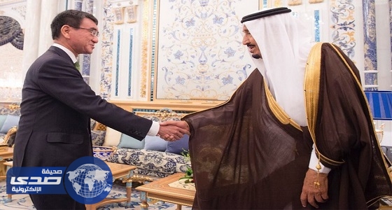 بالصور.. خادم الحرمين الشريفين يستقبل وزير خارجية اليابان