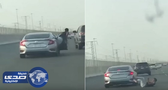 بالفيديو.. سقوط شخص من سيارة مسرعة أثناء مشاجرة مع مركبة أخرى
