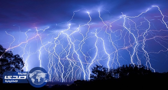 إصابة 15 شخصاً بصواعق البرق في فرنسا