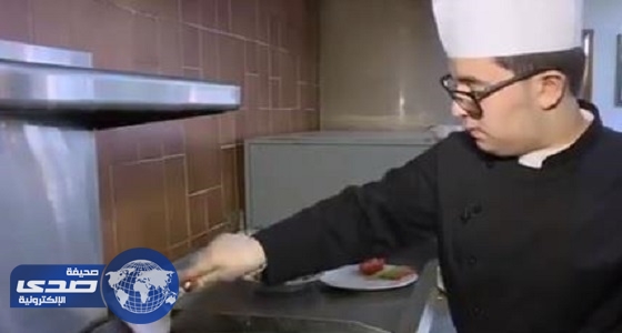 بالفيديو.. قصة نجاح شاب برع في مهنة الطبخ رغم صغر سنه