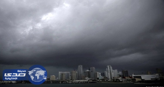 بالصور.. السحب السوداء تغطي سماء ميامي قبل إعصار إرما