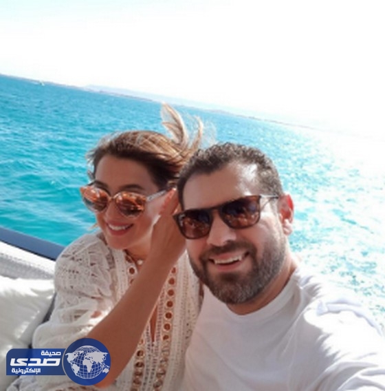 سيلفي عمر يوسف مع زوجته..